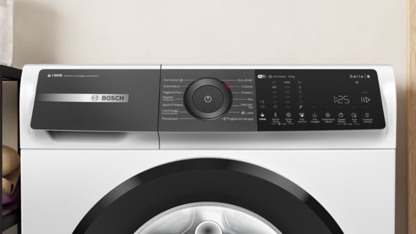 Pannello di una lavatrice Bosch a carica frontale con manopola dei programmi e display digitale
