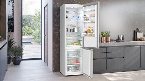 iQ300 Kombinerad kyl/frys 203 x 60 cm Borstat stål med antiFingerprint KG39NXIDF KG39NXIDF-4