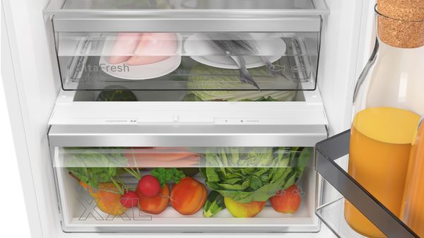 KIN86HFE0 Built-in fridge-freezer with freezer at bottom | Bosch GB
